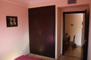 Un armario negro en una habitación con puerta en Appartement Mirador De Majorelle, en Marrakech