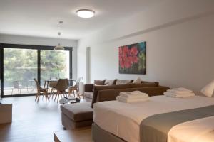 een woonkamer met twee bedden en een bank bij Athens Panorama Project in Athene
