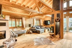 een woonkamer met een bank en een open haard bij Penthouse im Chalet GM by A-Appartments in Gallaverda