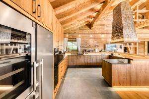 Virtuvė arba virtuvėlė apgyvendinimo įstaigoje Penthouse im Chalet GM by A-Appartments