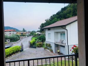 een balkon met uitzicht op een huis en een straat bij Pal Biel Affittacamere Avasinis in Avasinis