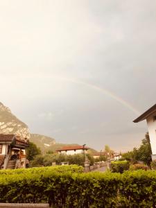 Ein Regenbogen am Himmel über einer Stadt in der Unterkunft Pal Biel Affittacamere Avasinis in Avasinis