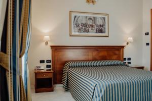Postel nebo postele na pokoji v ubytování Hotel Niagara + 37 fotografií