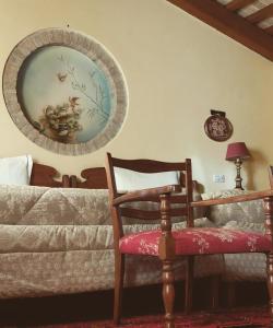 Una sala de estar con un sofá y un espejo. en B&B Casa Camilla, en Padua