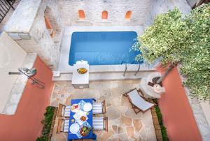 an overhead view of a pool with a table and chairs at Villa Casa Atitamo in Rethymno Town