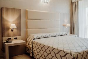 Postel nebo postele na pokoji v ubytování Hotel Niagara