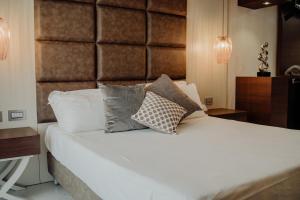 Postel nebo postele na pokoji v ubytování Hotel Niagara