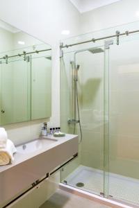 W łazience znajduje się prysznic i umywalka. w obiekcie Boutique Mouras w mieście Mondim de Basto