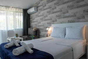 Tempat tidur dalam kamar di Simada Blue Guesthouse