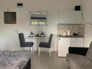イモツキにあるStudio apartman Mikoの部屋にテーブルと椅子のあるキッチン