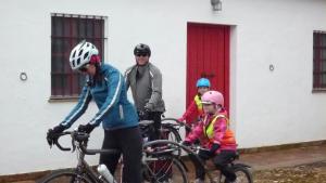 eine Gruppe von Personen auf Fahrrädern vor einem Gebäude in der Unterkunft Hotel Cortijo Las Piletas in Ronda