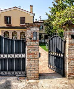una entrada a una casa con una puerta de hierro forjado en B&B Casa Camilla, en Padua