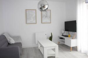 TV a/nebo společenská místnost v ubytování Apartamentos La Herradura Balcón + 9 fotografií