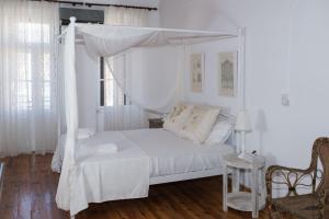 A bed or beds in a room at Neoclassical manor house