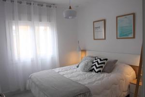 a bedroom with a bed and a window at Apartamentos La Herradura Balcón in Haro