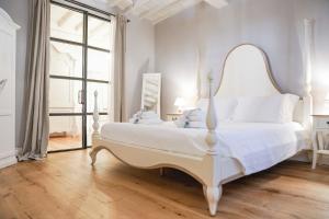 A bed or beds in a room at Art Apartment Black & White Suite