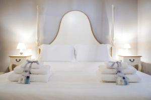 A bed or beds in a room at Art Apartment Black & White Suite
