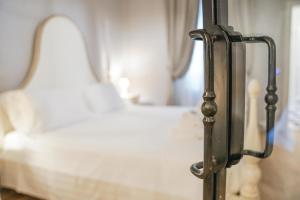 A bed or beds in a room at Art Apartment Black & White Suite