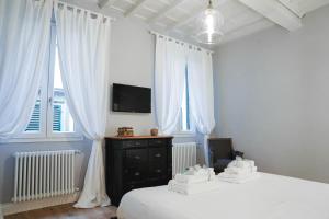 A bed or beds in a room at Art Apartment Black & White Suite