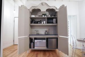 A kitchen or kitchenette at Art Apartment Black & White Suite