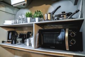 A kitchen or kitchenette at Art Apartment Black & White Suite