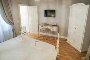 A bed or beds in a room at Art Apartment Black & White Suite