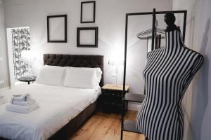A bed or beds in a room at Art Apartment Black & White Suite