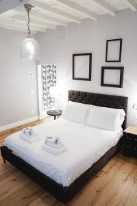 A bed or beds in a room at Art Apartment Black & White Suite