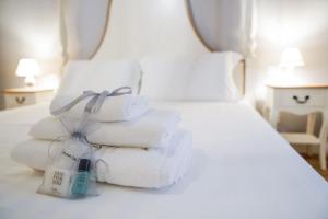 A bed or beds in a room at Art Apartment Black & White Suite