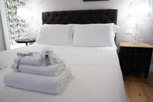 A bed or beds in a room at Art Apartment Black & White Suite