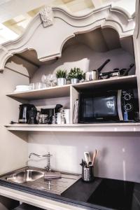 A kitchen or kitchenette at Art Apartment Black & White Suite