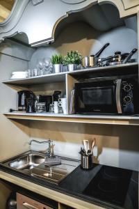 A kitchen or kitchenette at Art Apartment Black & White Suite