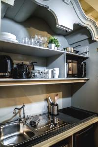 A kitchen or kitchenette at Art Apartment Black & White Suite