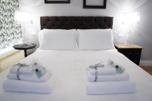 A bed or beds in a room at Art Apartment Black & White Suite