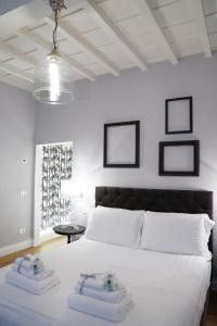 A bed or beds in a room at Art Apartment Black & White Suite