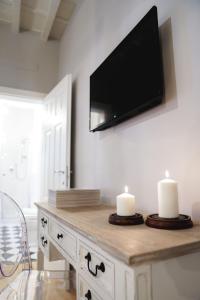 A television and/or entertainment centre at Art Apartment Black & White Suite