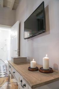 A television and/or entertainment centre at Art Apartment Black & White Suite