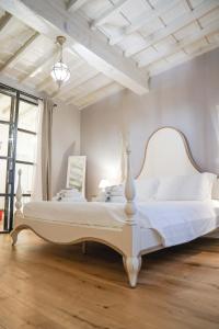 A bed or beds in a room at Art Apartment Black & White Suite