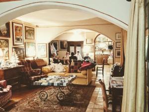 una sala de estar con personas sentadas en la sala de estar en B&B Casa Camilla, en Padua