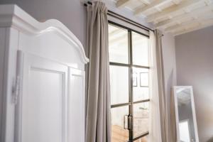 Kép Art Apartment Black & White Suite szállásáról Firenzében a galériában Még 37 kép