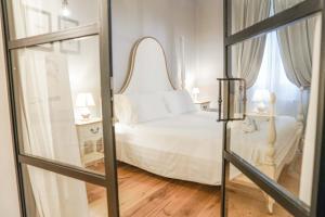 A bed or beds in a room at Art Apartment Black & White Suite
