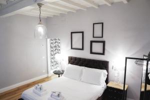 A bed or beds in a room at Art Apartment Black & White Suite