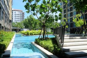 una piscina en medio de un edificio en Rain Cha-am Huahin, en Cha Am