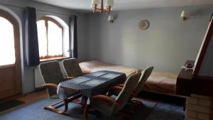 ザコパネにあるNoclegi Zakopaneの椅子、テーブル、ベッドが備わる客室です。
