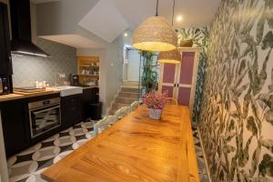 eine Küche mit einem Holztisch mit Blumen darauf in der Unterkunft Secret Garden in Bragança - historic center in Bragança + 21 Fotos