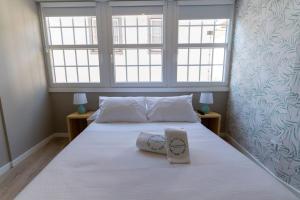 Säng eller sängar i ett rum på Secret Garden Suites in Bragança