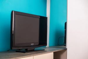 TV i/ili multimedijalni sistem u objektu Elis