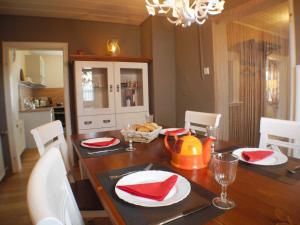 - une salle à manger avec une table et des serviettes rouges dans l'établissement Ferienwohnung Hänsel, à Cassel
