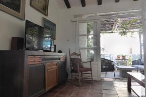 uma sala de estar com uma televisão, uma mesa e uma cadeira em Las Terrazas em Alicante