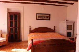 una camera con un letto in una stanza con camino di Apartment Montreux center 5 min from the lake a Montreux